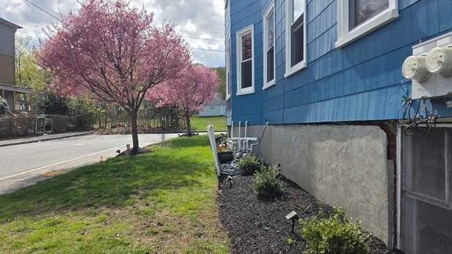 APT-2 - 20 Reeves St, Condo with 3 bedrooms, 1 bathrooms and 2 parking in Worcester MA | Image 4