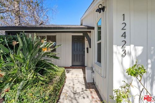 12423 Martha St, Valley Village, CA, 91607-1820 | Card Image