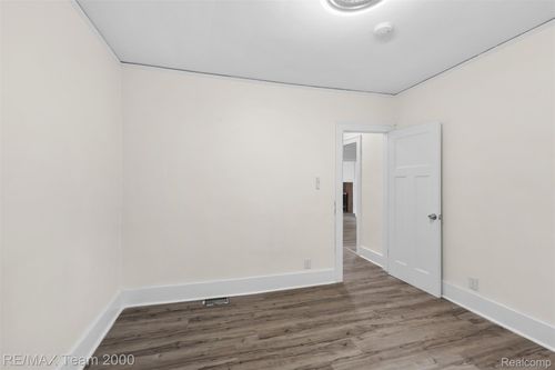 7121 Pinehurst St, Dearborn, MI, 48126-4816 | Card Image