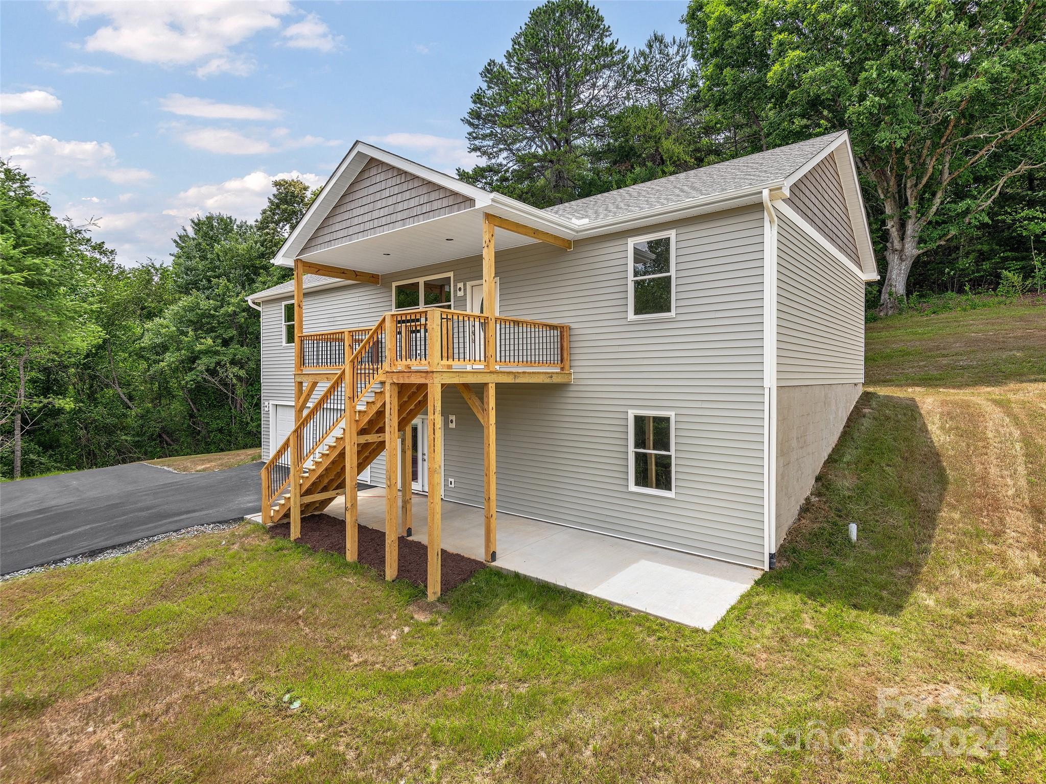 Smokey Quartz Ln, Flat Rock, NC 28731