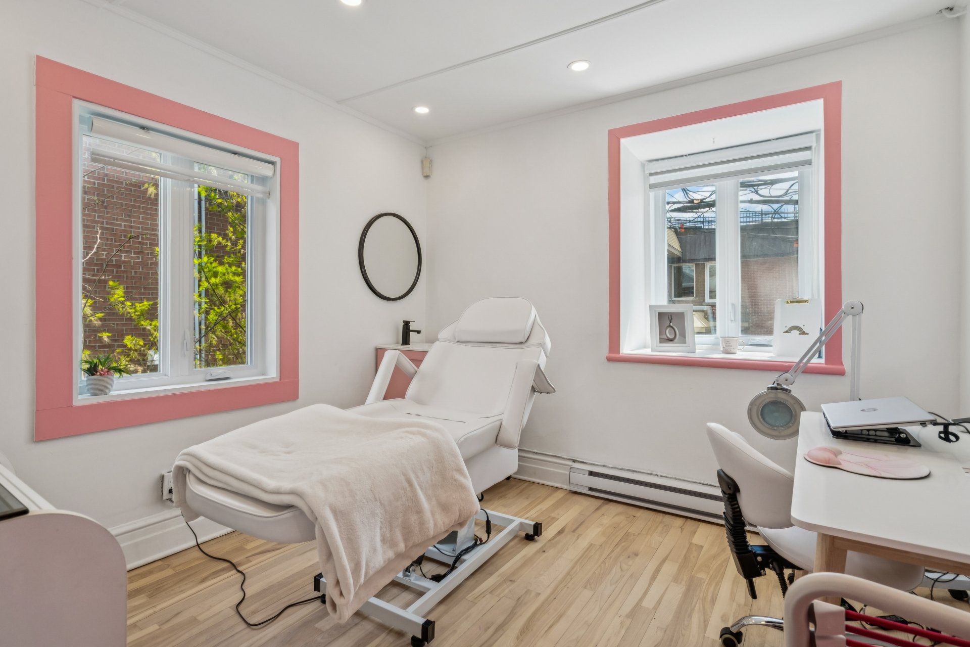 Commercial Lease in Laval (Sainte-Rose) 2