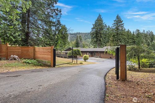 16824 266th Ave Se, Issaquah, WA, 98027-8283 | Card Image