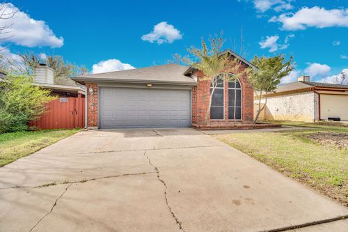 324 Faircrest Dr, Arlington, TX, 76018-4028 | Card Image