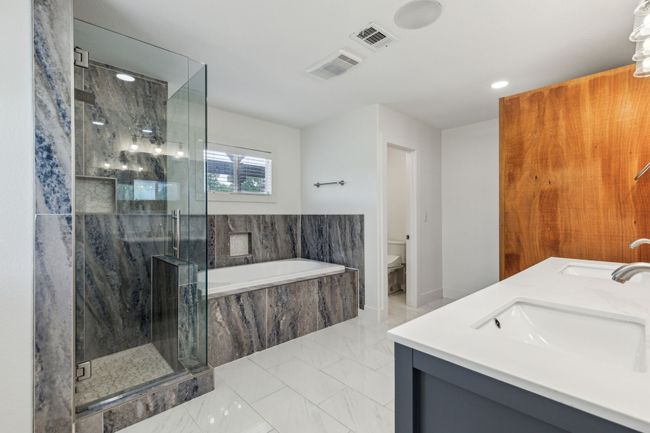 Primary Bathroom which includes a sauna. | Image 18
