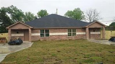 2002 and 2004 Huntingdon Ave in Dallas, Texas Single story duplex | Image 1