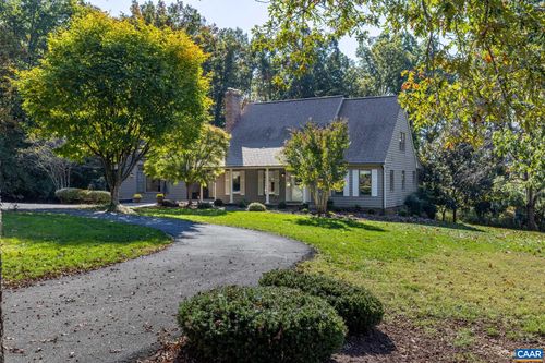 686 E F St, ELKTON, VA, 22827-1357 | Card Image