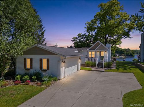 10470 King Rd, Springfld Twp, MI, 48350-1910 | Card Image