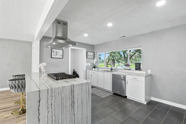 542 Circle Way St, House other with 4 bedrooms, 2 bathrooms and 1 parking in Lake Jackson TX | Image 6