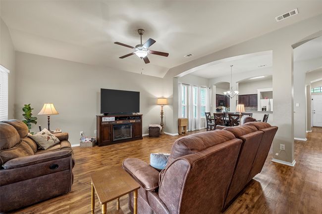 507 Navajo Trl, House other with 3 bedrooms, 2 bathrooms and 2 parking in McGregor TX | Image 14