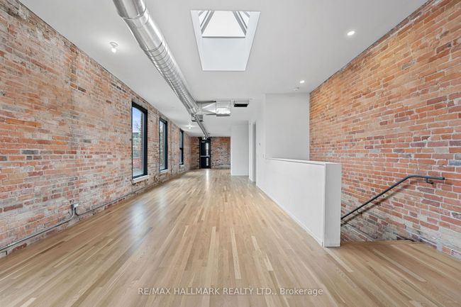 300 - 972 Queen St E, Home with 0 bedrooms, 1 bathrooms and null parking in Toronto ON | Image 4