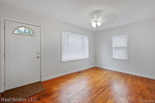 1165 Carman St, Burton, MI, 48529-1117 | Card Image