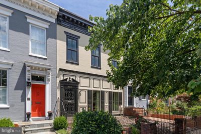 402 G Street Se, Townhouse with 3 bedrooms, 3 bathrooms and null parking in WASHINGTON DC | Image 2