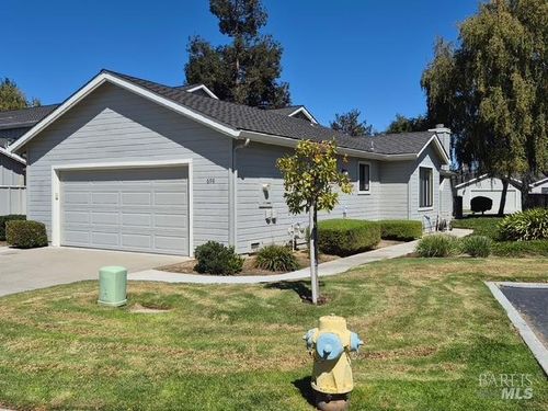 698 Helen Dr, Hollister, CA, 95023-6604 | Card Image