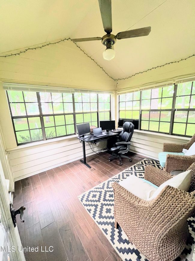 Enclosed Porch | Image 36