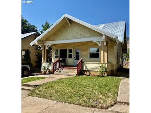 2106 Cedar St, La Grande, OR, 97850-1689 | Card Image