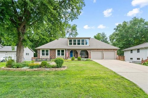 407 Nw Lincolnwood Dr, Lee's Summit, MO, 64063-2106 | Card Image