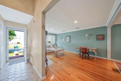 931 Shari Ln, East Meadow, NY, 11554-4617 | Card Image