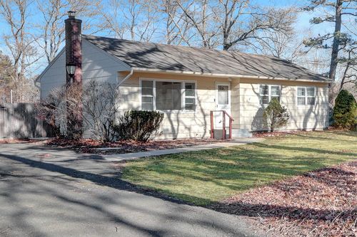 57 Middle Island Ave, Medford, NY, 11763-2633 | Card Image