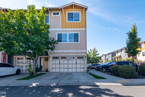 811 Overcup St, Medford, OR, 97501-1709 | Card Image