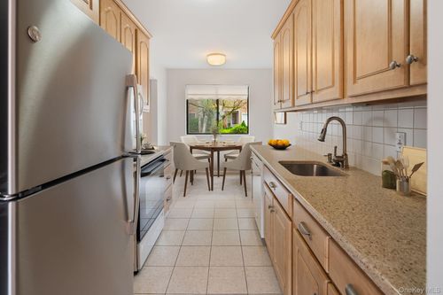 30 Rambling Brook Rd, Chappaqua, NY, 10514-3723 | Card Image