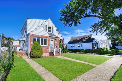 944 Cherry Ln, Floral Park, NY, 11001-1303 | Card Image