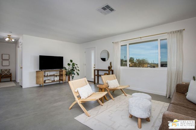 4742 Avenida La Flora Desierta, House other with 2 bedrooms, 1 bathrooms and 3 parking in Joshua Tree CA | Image 5