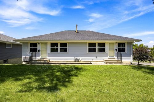 2902 Johnson Ave Nw, Cedar Rapids, IA, 52405-4627 | Card Image