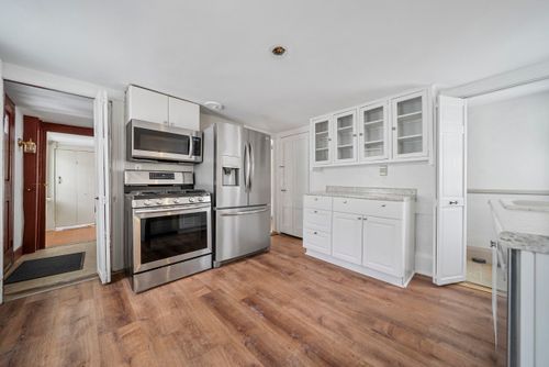 10 Maple St, Exeter, NH, 03833-2715 | Card Image