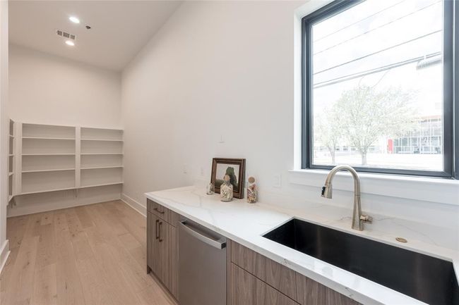 5008 Holt St, House other with 4 bedrooms, 6 bathrooms and 2 parking in Bellaire TX | Image 6