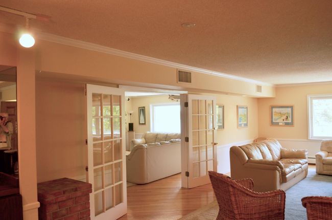 Big Screen TV, Wet Bar | Image 28