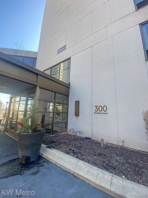 300-3a-1001 W Jefferson Ave, Detroit, MI, 48226-4508 | Card Image