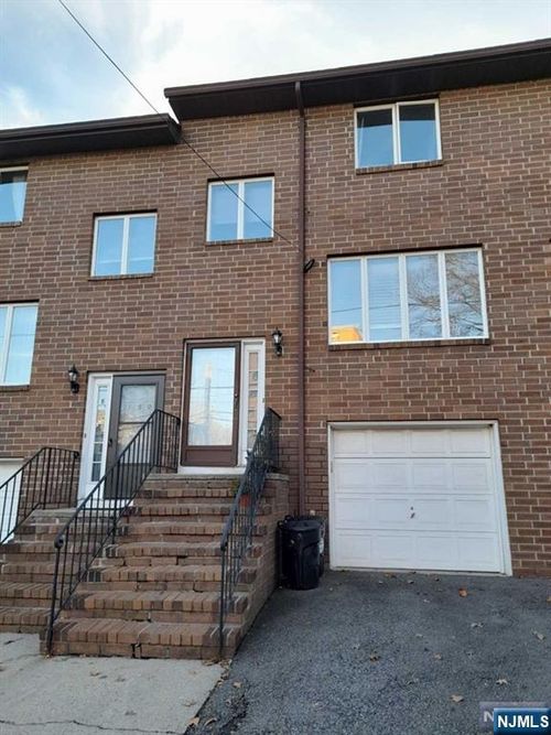 152 Main St, East Rutherford, NJ, 07073-1842 | Card Image