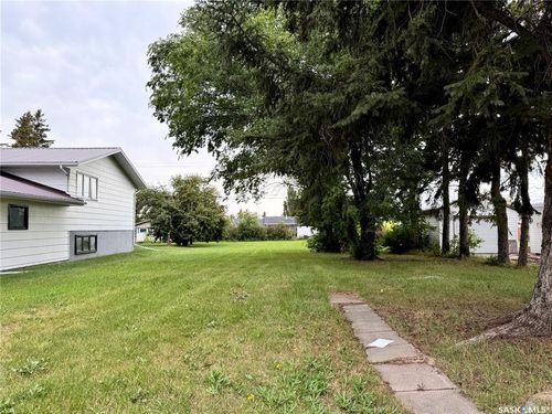 702 B Ave E, Wynyard, SK, S0A4T0 | Card Image