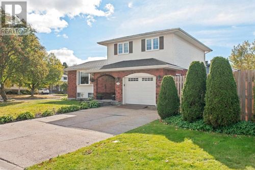 70 Country Club Pl, Sault Ste. Marie, ON, P6A6B6 | Card Image