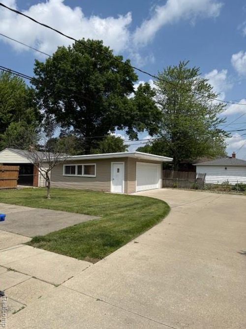 8403 Darlene St, Warren, MI, 48093-4962 | Card Image