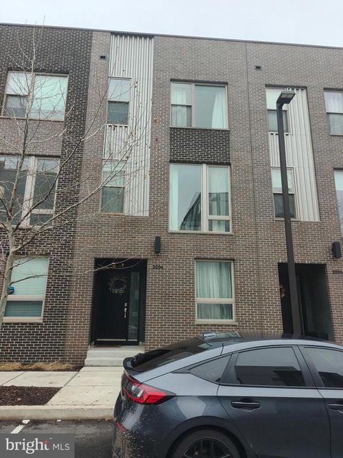 2004 Northbank Pl, PHILADELPHIA, PA, 19125-4396 | Card Image