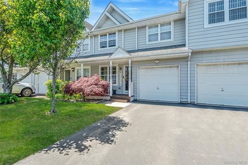 2 Clubhouse Cir, Central Islip, NY, 11722-4659 | Card Image