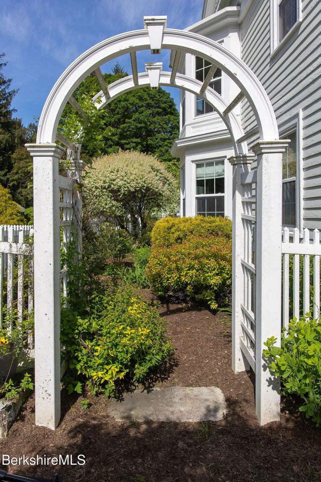 311 N Plain Rd, House other with 4 bedrooms, 4 bathrooms and null parking in Great Barrington MA | Image 7