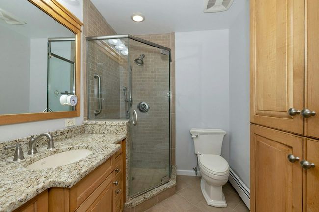 Upper level full bath | Image 16