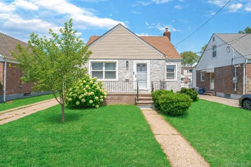 35 79th Ave, New Hyde Park, NY, 11040-1611 | Card Image