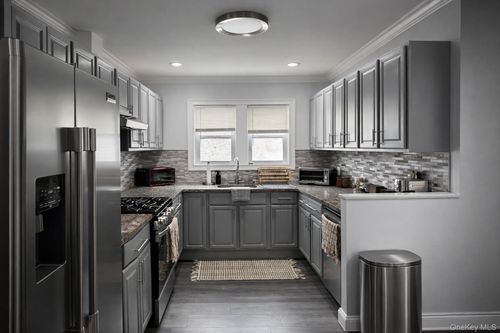 118 Forest Ave, Glen Cove, NY, 11542-2015 | Card Image