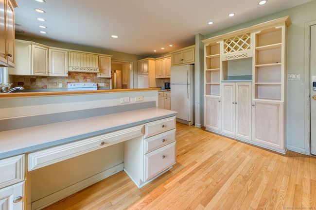 With work space | Image 11