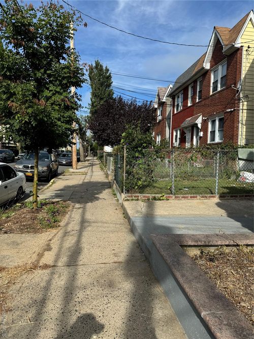 927 E 219th St, Bronx, NY, 10469-1007 | Card Image
