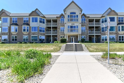 6995 S Riverwood Blvd, Franklin, WI, 53132-8011 | Card Image