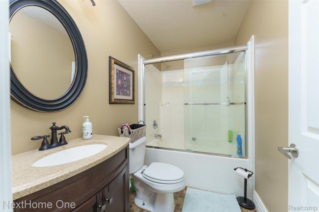 Upstairs guest bath | Image 18