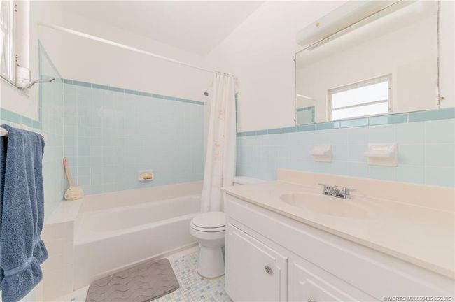 Guest Bath Upstairs | Image 18