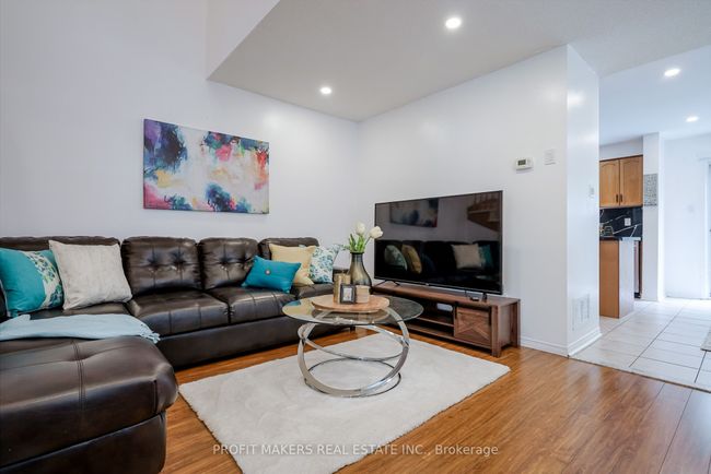 64 Tiller Trail, House attached with 3 bedrooms, 3 bathrooms and 2 parking in Brampton ON | Image 6