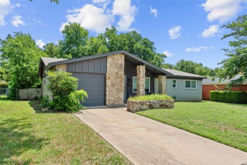 321 Thompson Dr, Saginaw, TX, 76179-1556 | Card Image