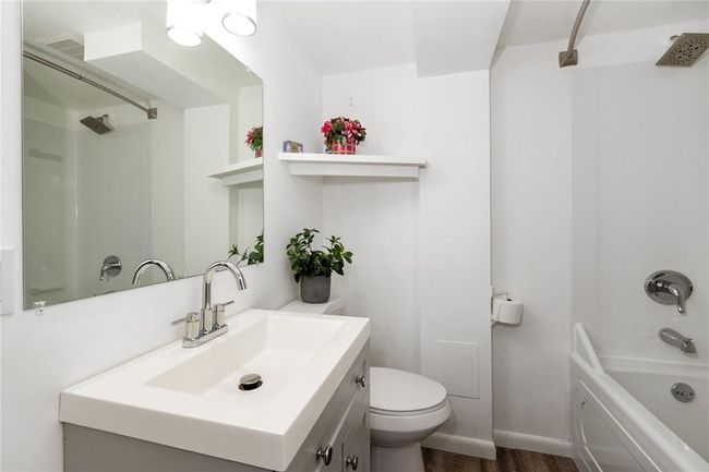 Full Bath with Jet Tub | Image 6