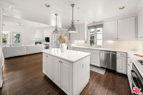 unit-d-218 Santa Barbara St, Santa Barbara, CA, 93101-1865 | Card Image